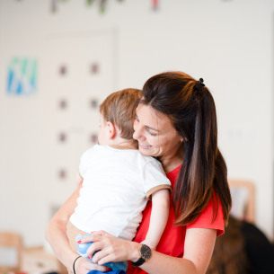 Une maman tenant son enfant en crèche Babilou