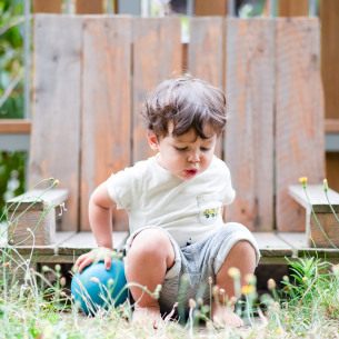 Un enfant dans le jardin d'une crèche Babilou