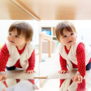 Enfant en crèche Babilou en activité sensorielle