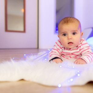 Enfant en crèche Babilou en salle sensorielle