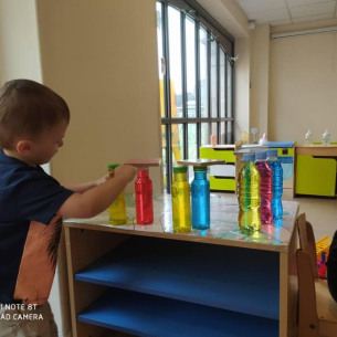 activite-enfant-art-et-construction-creche-babilou