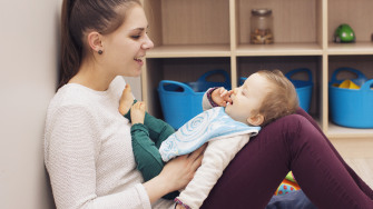 Professionnelle avec bébé moment de complicité