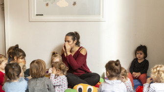 professionnelle avec des enfants activité lecture