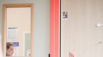 Une professionnelle de crèche lit une histoire aux enfants