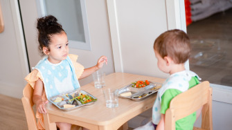 Deux enfant en train de manger en crèche Babilou