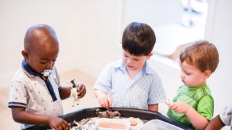 Trois enfants qui jouent en crèche Babilou