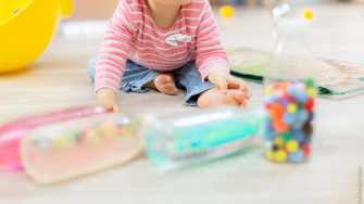 activité sensorielle pour tout-petit avec des bouteilles