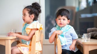 Deux enfants lors d'un temps de repas