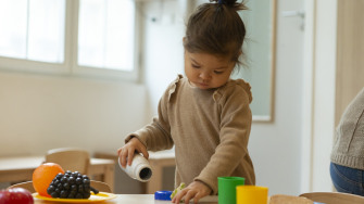 fille qui joue à la dinette