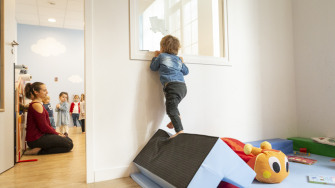 garçon qui s'amuse à escalader un matelas