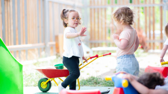 deux filles qui jouent ensemble en extérieur