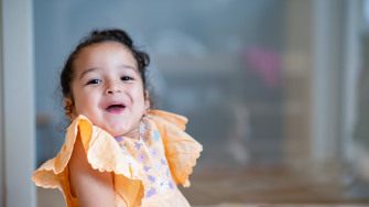 Petite fille qui sourit en crèche