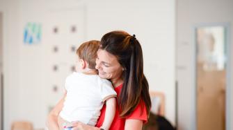 Une maman tenant son enfant en crèche Babilou